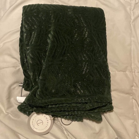 🎄🎁 Compass Sparkle Plush Throw Soft & Cozy 50” x 60” - Picture 4 of 4